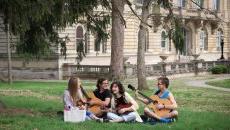 学生们在草坪上一起演奏音乐